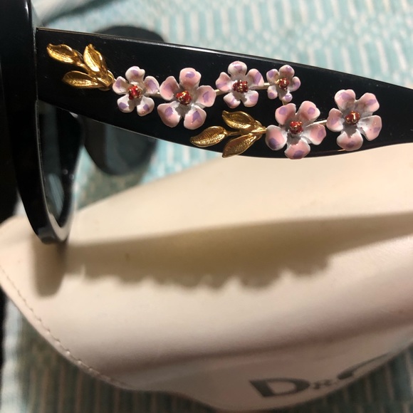 Dolce and Gabbana sunglasses with flower trim - Picture 3 of 5